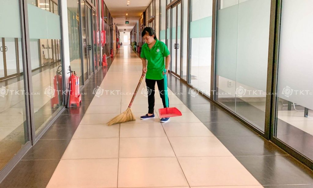 Hình ảnh: Mô tả công việc vệ sinh khu vực hành lang
