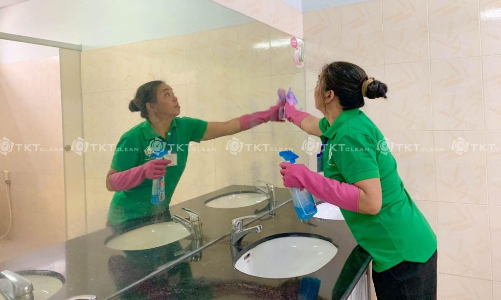ve sinh kinh toilet truong hoc