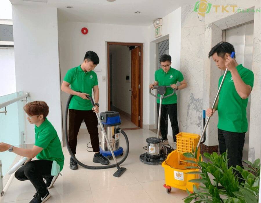 Hình ảnh: Nhân viên vệ sinh của công ty TKT Clean