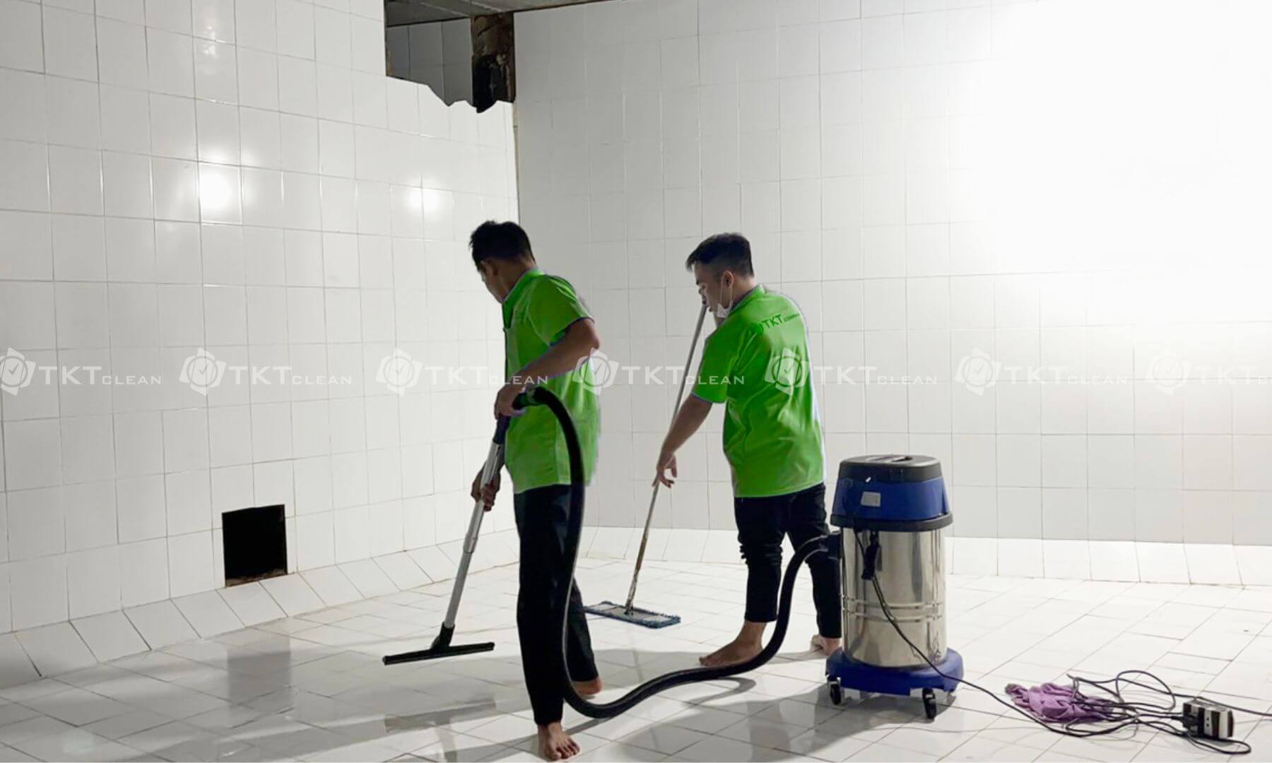 nhan vien ve sinh san be nuoc ngam nhan vien ve sinh be nuoc ngam