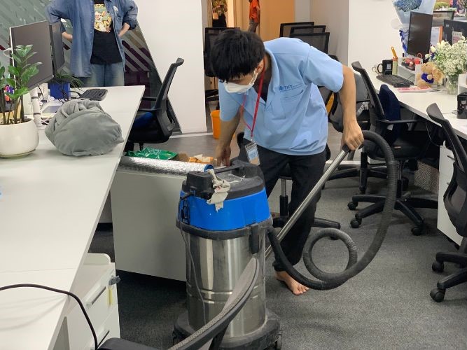 Tổng vệ sinh văn phòng bằng máy hút bụi