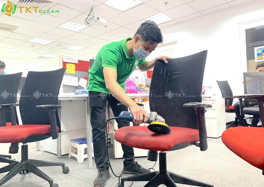 quy trình thực hiện dịch vụ vệ sinh ghế văn phòng