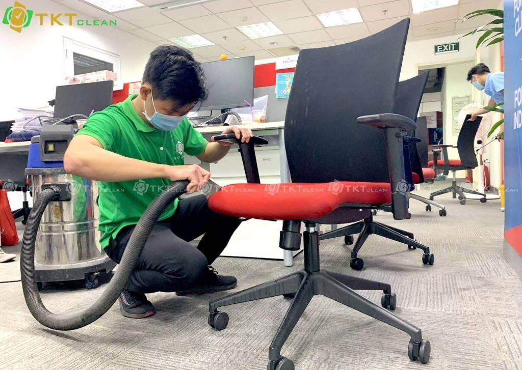 Hút bụi ghế khi thực hiện dịch vụ vệ sinh ghê văn phòng