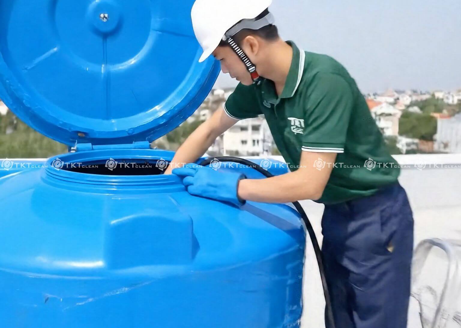 nhan vien ve sinh bon chua nuoc nhua