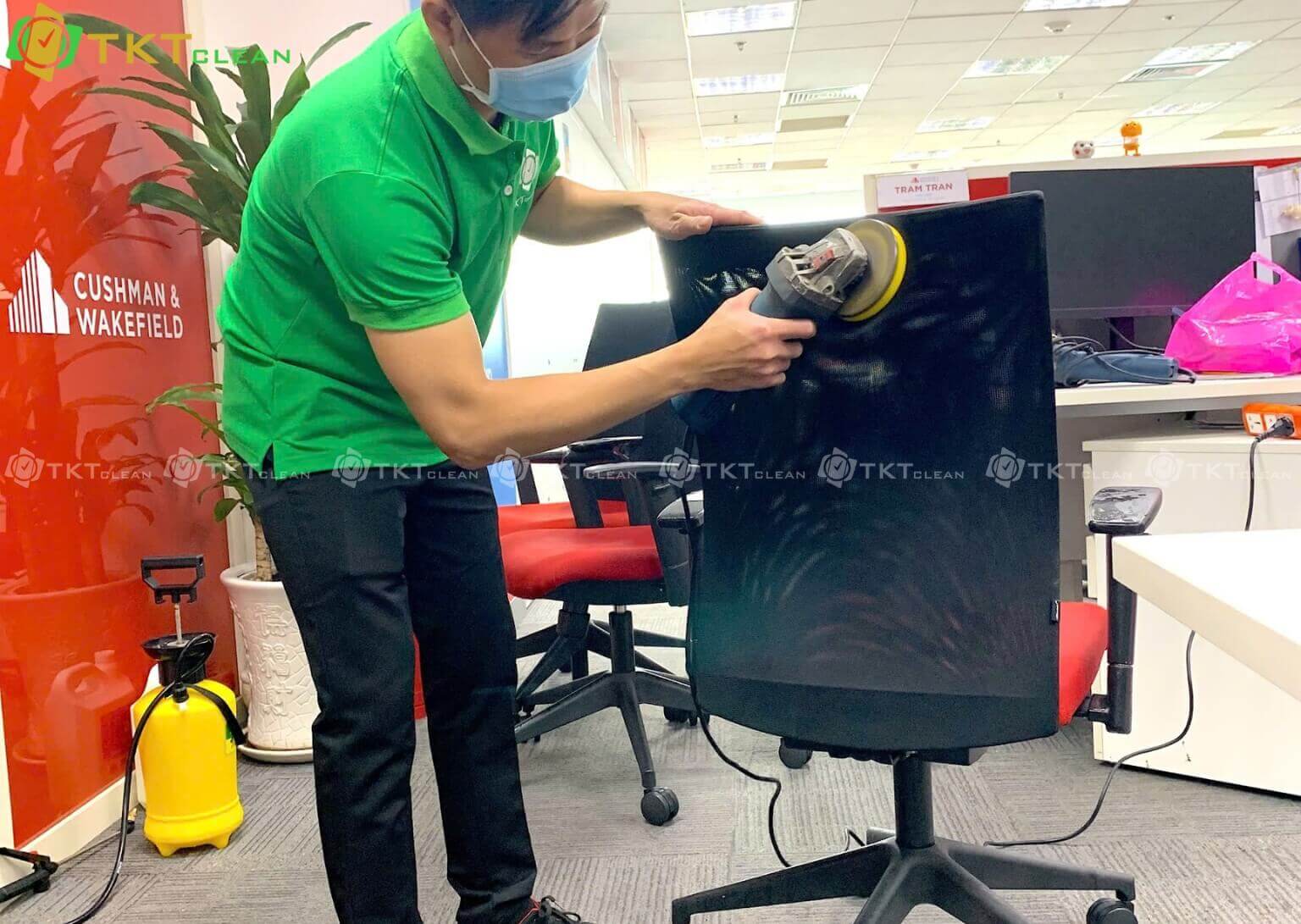 dịch vụ vệ sinh ghế văn phòng: ghế có mặt lưng lưới 