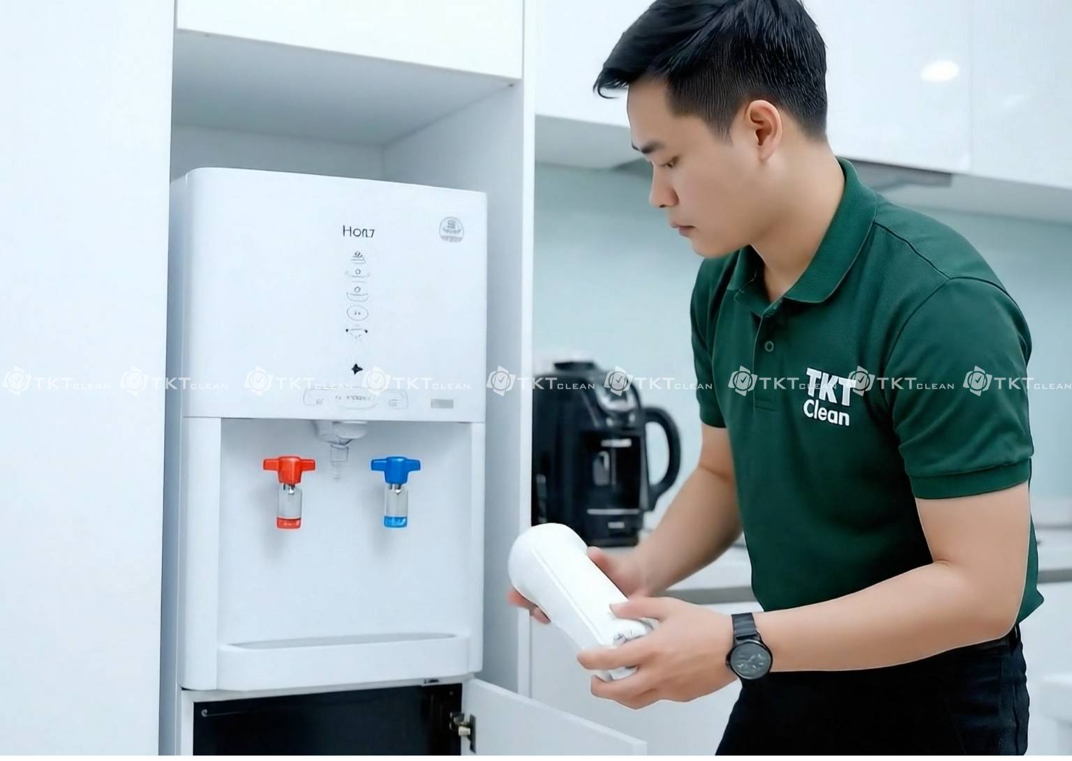 nhan vien thay loi loc may nuoc nong lanh
